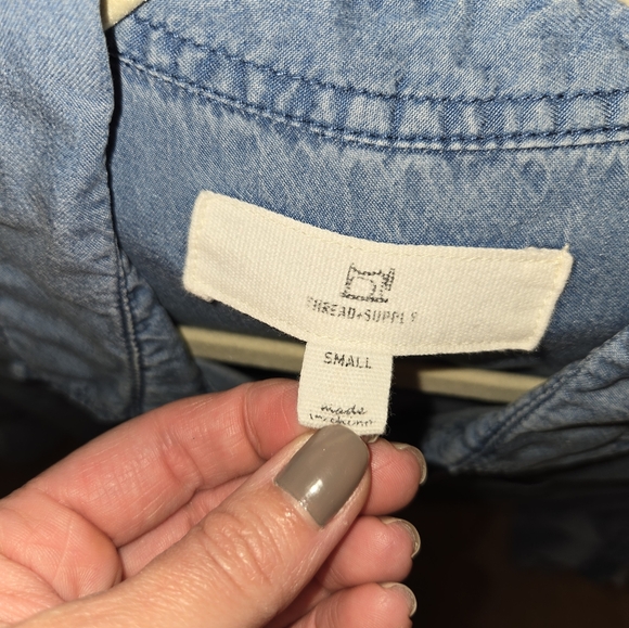 5/$40 EUC WOMENS THREAD & SUPPLY JEAN BUTTON DOWN BLOUSE SIZE SMALL - Picture 3 of 3